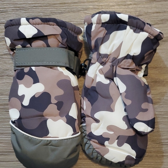 Kids Camouflage Winter Mittens - Picture 2 of 3